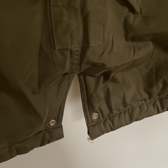 Forever 21 green army jacket. Size small - Picture 9 of 9